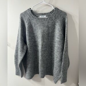 Old Navy Women's Gray Sweater. Large. 82% Polyester 18% Nylon. Never worn.
